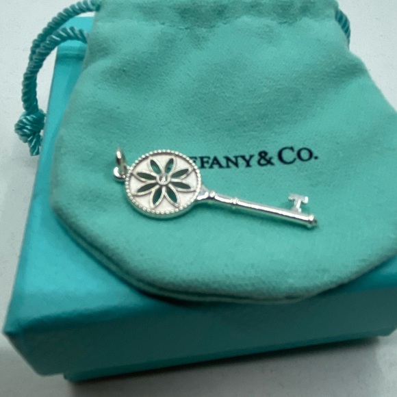 Tiffany & Co Small 1.5' In Diamond Daisy Pendant - Picture 3 of 7